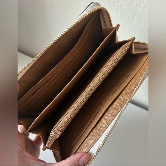 COACH EUC ZIPPERED WALLET - Picture 4 of 4